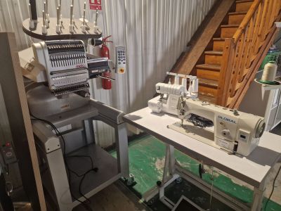 une machine à coudre posée sur une table près d'un escalier