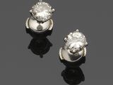 une paire de boucles d'oreilles en diamant