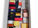 une boîte blanche contenant de nombreux types de cartes différents