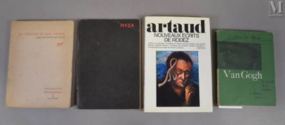 Plusieurs livres sont alignés sur une table devant un fond gris.
