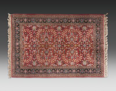 un tapis rouge à motifs floraux sur fond noir