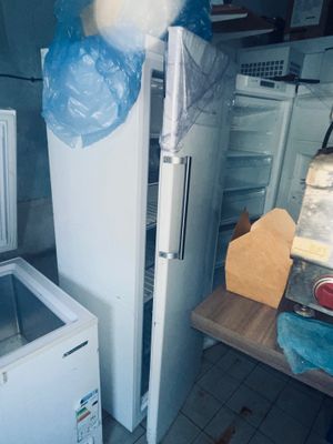 un réfrigérateur blanc et un congélateur dans une cuisine