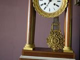 une horloge posée sur une table