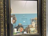 une photo d'une photo d'un homme en train de se prendre en photo dans un miroir