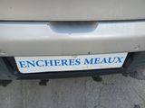 a sign on the back of a car that says encheres meaux