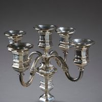 Paire de chandeliers à cinq lumières en métal argenté, le bo… (photo 2)