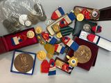 de nombreuses médailles et des médailles exposées sur une table