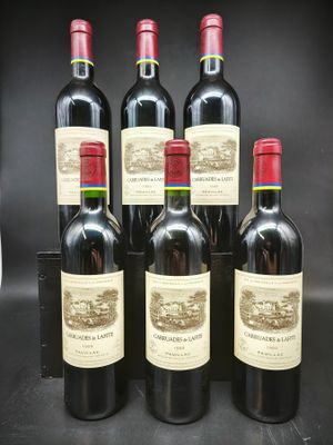 six bouteilles de vin rouge sont alignées