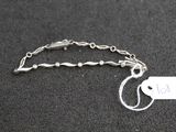 une chaîne en argent à laquelle est accrochée une médaille