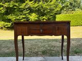 une petite table en bois surmontée d'un tiroir
