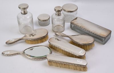 beaucoup d'objets en argent qui se trouvent sur la table