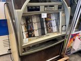 une machine à pièces posée sur une palette dans un magasin