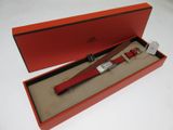 une boîte rouge contenant une montre
