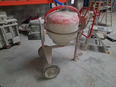 une bétonnière qui se trouve dans un garage