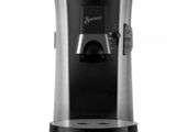 une cafetière noire et argentée sur fond blanc
