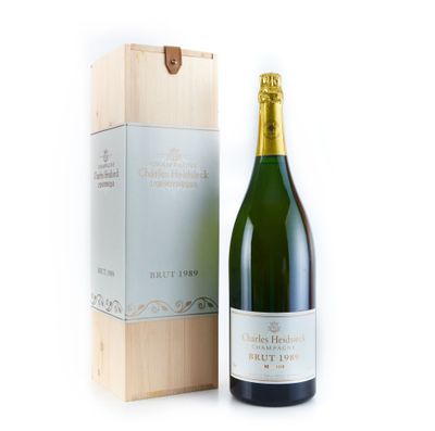 une bouteille de champagne à côté d'un coffret en bois