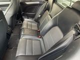 l'intérieur d'une voiture avec des sièges en cuir noir et des garnitures noires