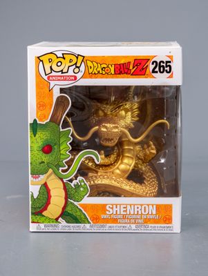 un gros plan sur une figurine de dragon dans une boîte