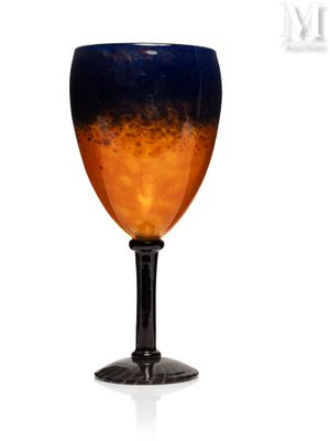 une image représentant un verre à vin sur fond blanc