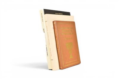 un vieux livre est posé sur le dessus d'une bibliothèque