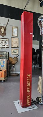 un grand trophée au milieu d'une pièce où se trouvent d'autres objets