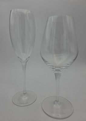 Un ensemble de quarante quatre flûtes à champagne en cristal…