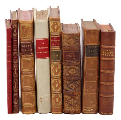 plusieurs vieux livres sont alignés sur une surface blanche
