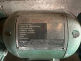 un moteur posé sur une table