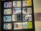 une photo d'une collection de cartes Pokémon dans une boîte