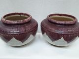 deux vases posés sur une table blanche