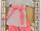 poupée dans une boîte avec des vêtements et des accessoires pour une petite fille