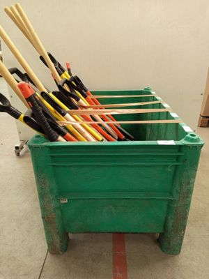 Lot de 30 outillages de jardin comprenant : des pelles, des …