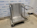 une photo d'un chariot en acier inoxydable dans une pièce