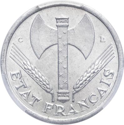 une image montrant un gros plan d'une pièce de monnaie sur laquelle figure une hache