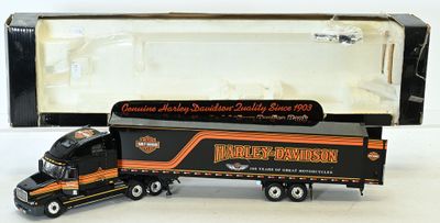 un camion miniature posé devant une boîte