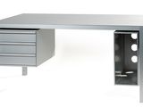 bureau en métal gris avec des tiroirs et un tiroir en dessous