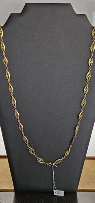 Collier plaqué or avec un motif torsadé, présenté sur un présentoir en forme de mannequin