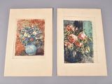 deux tableaux encadrés représentant des fleurs dans un vase posé sur une table