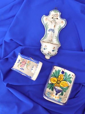 CERAMIQUE - Réunion de bougeoirs d'applique en faience polyc…