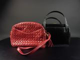 des sacs à main rouges et noirs posés côte à côte sur une table noire
