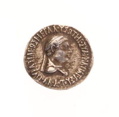 une vieille pièce d'argent représentant la tête d'un homme coiffé d'une couronne