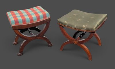 paire de tabourets anciens avec assise rembourrée et repose-pieds