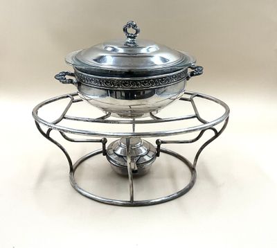un plat en argent muni d'un couvercle, posé sur un socle