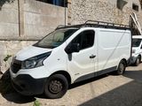 une camionnette blanche garée devant un bâtiment