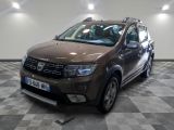 une photo d'une dacia marron garée sur un sol en damier