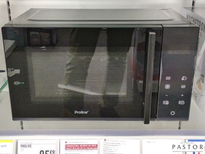 un micro-ondes posé sur une étagère dans un magasin