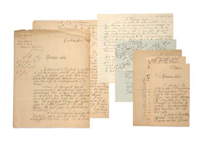 une pile de vieux papiers couverts d'écriture manuscrite, empilés les uns sur les autres