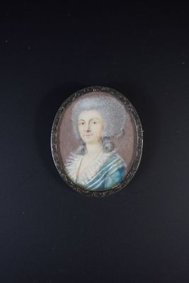 un portrait miniature ancien représentant une femme en robe bleue