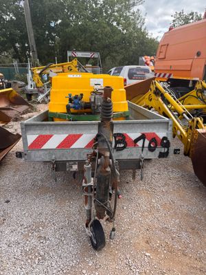 une photo représentant un tracteur et d'autres machines dans une casse
