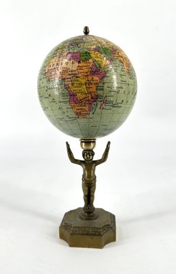 une statue représentant un homme tenant un globe terrestre, posée sur un socle